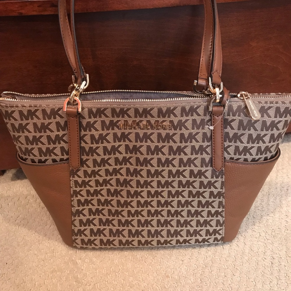 Michael Kors Signature Bedford Tote - Picture 2 of 6
